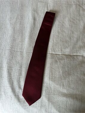 Men's Textured Maroon Tie — Refined Dress Accessory